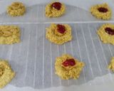 Foto del paso 5 de la receta: Cookies de avena con aroma de limón, mermelada de frambuesa y crema de cacahuete