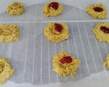 Foto del paso 5 de la receta: Cookies de avena con aroma de limón, mermelada de frambuesa y crema de cacahuete