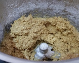 Foto del paso 3 de la receta: Cookies de avena con aroma de limón, mermelada de frambuesa y crema de cacahuete