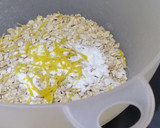 Foto del paso 2 de la receta: Cookies de avena con aroma de limón, mermelada de frambuesa y crema de cacahuete