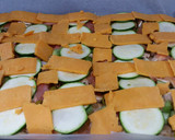 Foto del paso 5 de la receta: Pizza casera de salmón al limón con calabacin y queso cheddar
