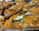 Foto del paso 6 de la receta: Pizza casera de salmón al limón con calabacin y queso cheddar