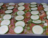 Foto del paso 4 de la receta: Pizza casera de salmón al limón con calabacin y queso cheddar