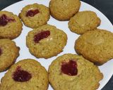 Foto del paso 6 de la receta: Cookies de avena con aroma de limón, mermelada de frambuesa y crema de cacahuete