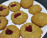 Foto del paso 6 de la receta: Cookies de avena con aroma de limón, mermelada de frambuesa y crema de cacahuete