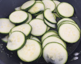 Foto del paso 3 de la receta: Tortilla de calabacín y ajos tiernos 
