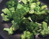 Foto del paso 3 de la receta: Brócoli con ajos tiernos y guindilla 