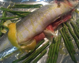 Foto del paso 3 de la receta: Lubina al horno fácil con cebolla y jamón