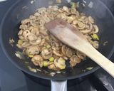 Foto del paso 5 de la receta: Espaguetis con salsa de puerro y champiñón 