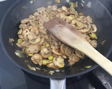 Foto del paso 5 de la receta: Espaguetis con salsa de puerro y champiñón 
