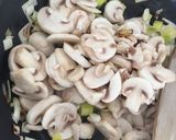 Foto del paso 3 de la receta: Espaguetis con salsa de puerro y champiñón 