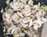 Foto del paso 3 de la receta: Espaguetis con salsa de puerro y champiñón 