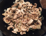 Foto del paso 3 de la receta: Hojaldre de espinacas y champiñones con queso