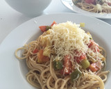 Foto del paso 8 de la receta: Espaguetis integrales con verduras salteadas y queso