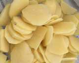Foto del paso 1 de la receta: Tortilla de patata con cebolla