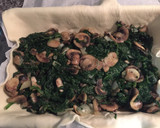 Foto del paso 5 de la receta: Hojaldre de espinacas y champiñones con queso
