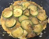 Foto del paso 8 de la receta: Tortilla de calabacín y ajos tiernos 