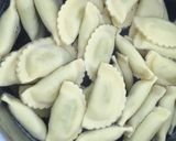 Foto del paso 4 de la receta: Pasta fresca rellena de espinacas con jamón, gulas y judías verdes
