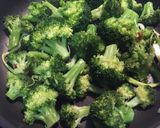 Foto del paso 4 de la receta: Brócoli con ajos tiernos y guindilla 