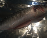 Foto del paso 1 de la receta: Lubina al horno fácil con cebolla y jamón