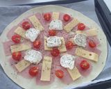 Foto del paso 6 de la receta: Hojaldre de jamón, emmental, queso de cabra y tomates cherry