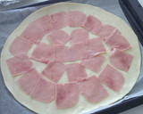 Foto del paso 3 de la receta: Hojaldre de jamón, emmental, queso de cabra y tomates cherry