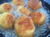 Bombas de papa rellenas