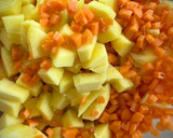 Foto del paso 2 de la receta: Ensalada de arroz con castañas asadas, zanahorias, mango y canónigos