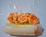 Foto langkah ke 5 dari resep Vietnamese Spring Rolls.