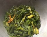 A picture of step 4 of Onion Flower Stalks dry Curry.