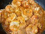 กุ้งผัดกระเทียมและเห็ดฟาง