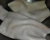 Hình bước làm 1 của món Giò Bì Cuộn Lạp Xưởng