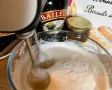Une image de l'étape 2 de Tiramisu en verrines Baileys, crème de marrons / châtaignes et salted caramel chocolate Starbucks.