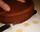 Foto del paso 3 de la receta: Torta de chocolate con frutillas y crema chantillí