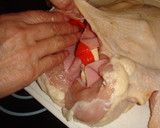 Foto del paso 3 de la receta: Pollo relleno deshuesado 