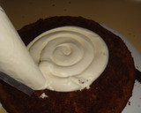 Foto del paso 5 de la receta: Torta de chocolate con frutillas y crema chantillí
