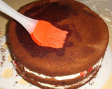 Foto del paso 9 de la receta: Torta de chocolate con frutillas y crema chantillí