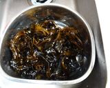 A picture of step 1 of Fresh Wakame and Yellowtail Shabu-Shabu (Black Salt).
