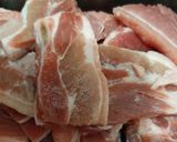Foto del paso 2 de la receta: Adobo de cerdo con yucas y camote sancochados