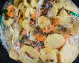 A picture of step 3 of Potatoes with mushrooms in a baking sleeve.