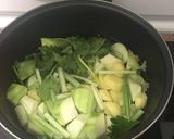 Foto del paso 1 de la receta: Crema de calabacín y apio con daditos de pechuga pollo