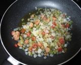 Foto del paso 1 de la receta: Pasta con salsa de salchicha y huevo duro picado