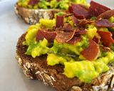 Foto del paso 1 de la receta: Tostada de aguacate y crujiente de jamón