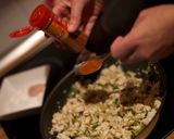 Foto del paso 4 de la receta: Empanadas de pollo al horno
