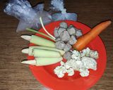 Foto langkah ke 1 dari resep 1. Capcay sayur bakso.