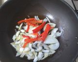 Foto del paso 2 de la receta: Tiritas de pata y muslo al wok