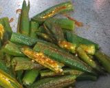 भरवा भिंडी विद अनियन बेबी (Bharwan bhindi with onion baby recipe in hindi) रेसिपी चरण 3 फोटो
