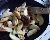 Foto del paso 2 de la receta: Torta de manzana invertida con chips de chocolate 