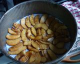 Foto del paso 4 de la receta: Torta de manzana invertida con chips de chocolate 