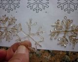 Foto del paso 4 de la receta: Copos de nieve caseros con pistola de silicona caliente